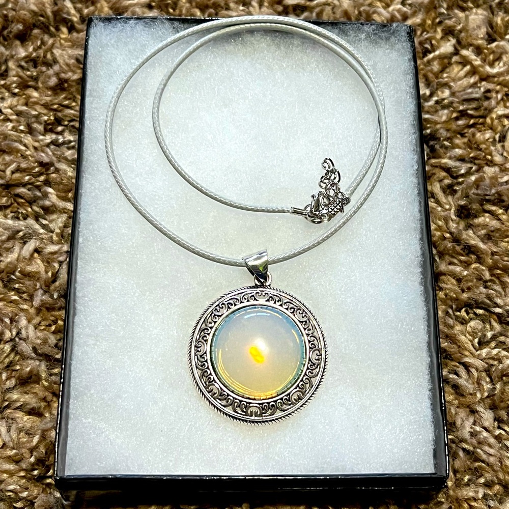 Vintage hand made iridescent pearl color necklace